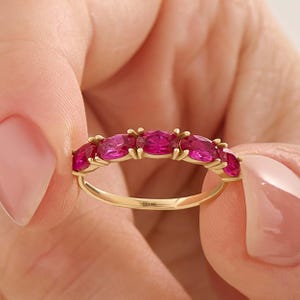 14K massief gouden robijnrode ring, 5 stenen robijnrode band, geboortesteen juli, sierlijke stapelring, minimalistische gouden ring voor vrouwen, verjaardagscadeaus