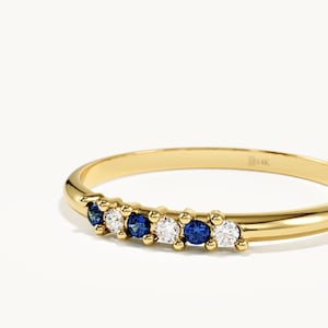 14K Solid Gold Multi Birthstone Ring, Zierliche Smaragd Saphir Rubin Stacking Band, personalisierte Edelstein Ehering, Geschenk für Frau