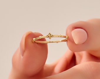 14k Tiny Cross Ring, Solid Gold Stacking Ring, Sierlijke Christelijke Ring Vrouwen, Minimalistische Stapelbare Ring, Dunne Dagelijkse Ring, Handgemaakte sieraden