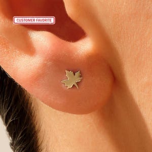 Massief 14K gouden esdoornblad oorstekers, minimalistische natuur oorpiercing, sierlijke gouden sieraden cadeau