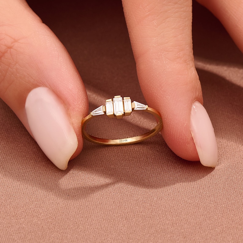 14k Gold Art-Deco-Verlobungsring, Massivgold Baguette Ring, Minimalist Versprechen Damen Ring, Vintage Lab erstellt Diamant Cz Ring, ihre Geschenke Bild 1