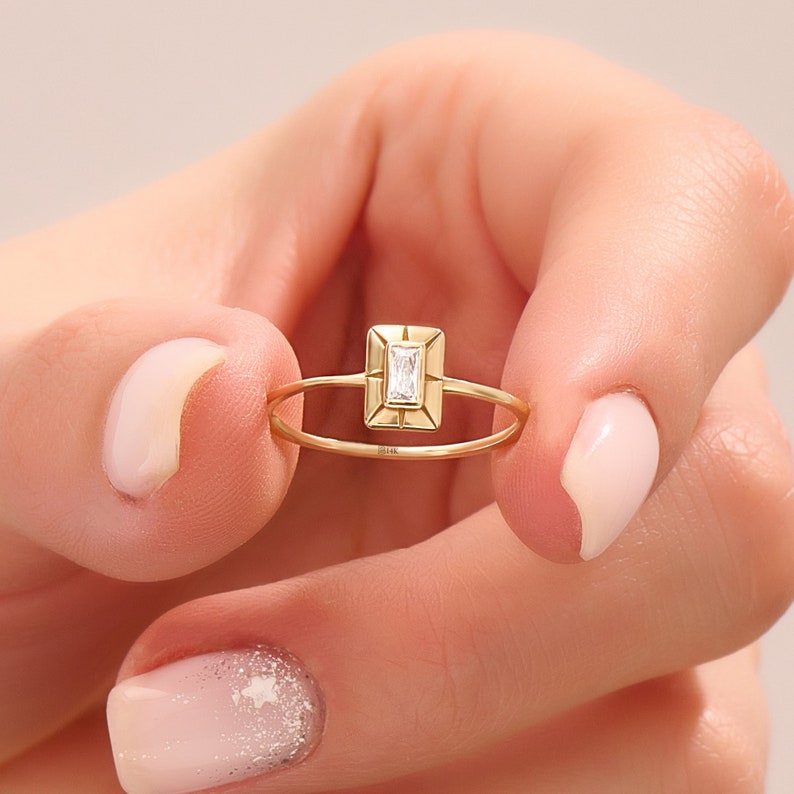 Vintage Baguette Ring, 14k Solid Gold Pinky Signet Ring, Alledaagse minimalistische sieraden voor vrouwen, Sierlijke Gesimuleerde Diamond Cz Crystal Ring afbeelding 1