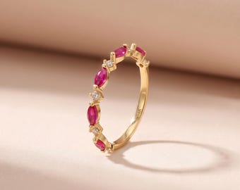 Rubinring aus 14-karätigem Gold, zierlicher Stapelring, Rubinring im Marquise-Schliff, einzigartiger Stapelring, Halb-Ewigkeitsring, Geschenk für Frauen