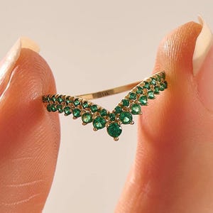 14k Solid Gold Emerald Curved Wedding Band Chevron V Shaped Ring for Women Dainty Green Nesting Ring Stackable Gold Ring Gift for Her