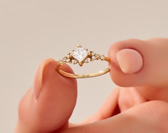 Anillo de compromiso minimalista de oro de 14k, anillo art déco de oro macizo, anillo solitario de talla princesa para mujer, anillo nupcial de oro delicado, regalos hechos a mano