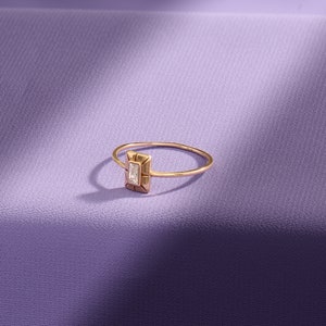 Vintage Baguette Ring, 14k Solid Gold Pinky Signet Ring, Alledaagse minimalistische sieraden voor vrouwen, Sierlijke Gesimuleerde Diamond Cz Crystal Ring afbeelding 6