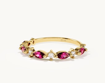 Rubinring aus 14-karätigem Gold, zierlicher Stapelring, Rubinring im Marquise-Schliff, einzigartiger Stapelring, Halb-Ewigkeitsring, Geschenk für Frauen