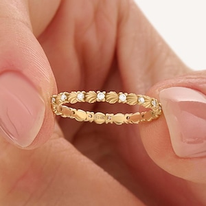 14Kソリッドゴールドパヴェエタニティシェルリング • 女性用繊細なインフィニティウェディングバンド • ユニークな重ね付け可能なゴールドリング • ミニマリストジュエリー
