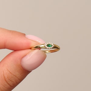 14k Gold Green Evil Eye Ring, Solid Gold Emerald Pinky Ring, Womens Bezel Emerald Ring, Tiny Emerald Signet Ring, Unique Emerald Ring
