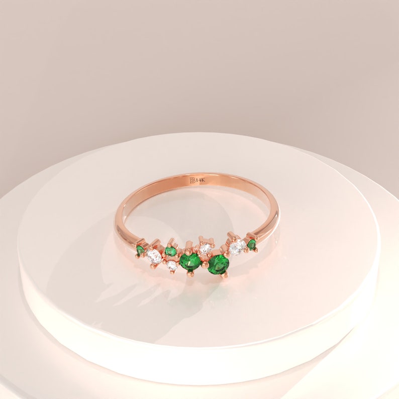 14k Gold Emerald Ring, Solid Gold Cluster Trouwring, Womens Emerald Stacking Ring, Minimalistische Groene Edelsteen Ring, Sierlijke Statement Ring afbeelding 6