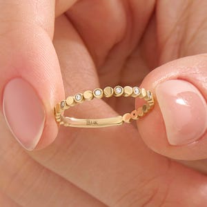 Anel em ouro maciço 14k com moissanita em bisel, delicado e empilhável, com detalhes em contas, aliança de casamento minimalista.