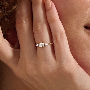 14k Gold Art-Deco-Verlobungsring, Massivgold Baguette Ring, Minimalist Versprechen Damen Ring, Vintage Lab erstellt Diamant Cz Ring, ihre Geschenke Bild 5
