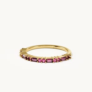 14K massief gouden Ruby Eternity-band | Afwisselend stokbrood en ronde rode stenen ring | Geboortesteensieraden juli | Minimalistisch cadeau stapelband