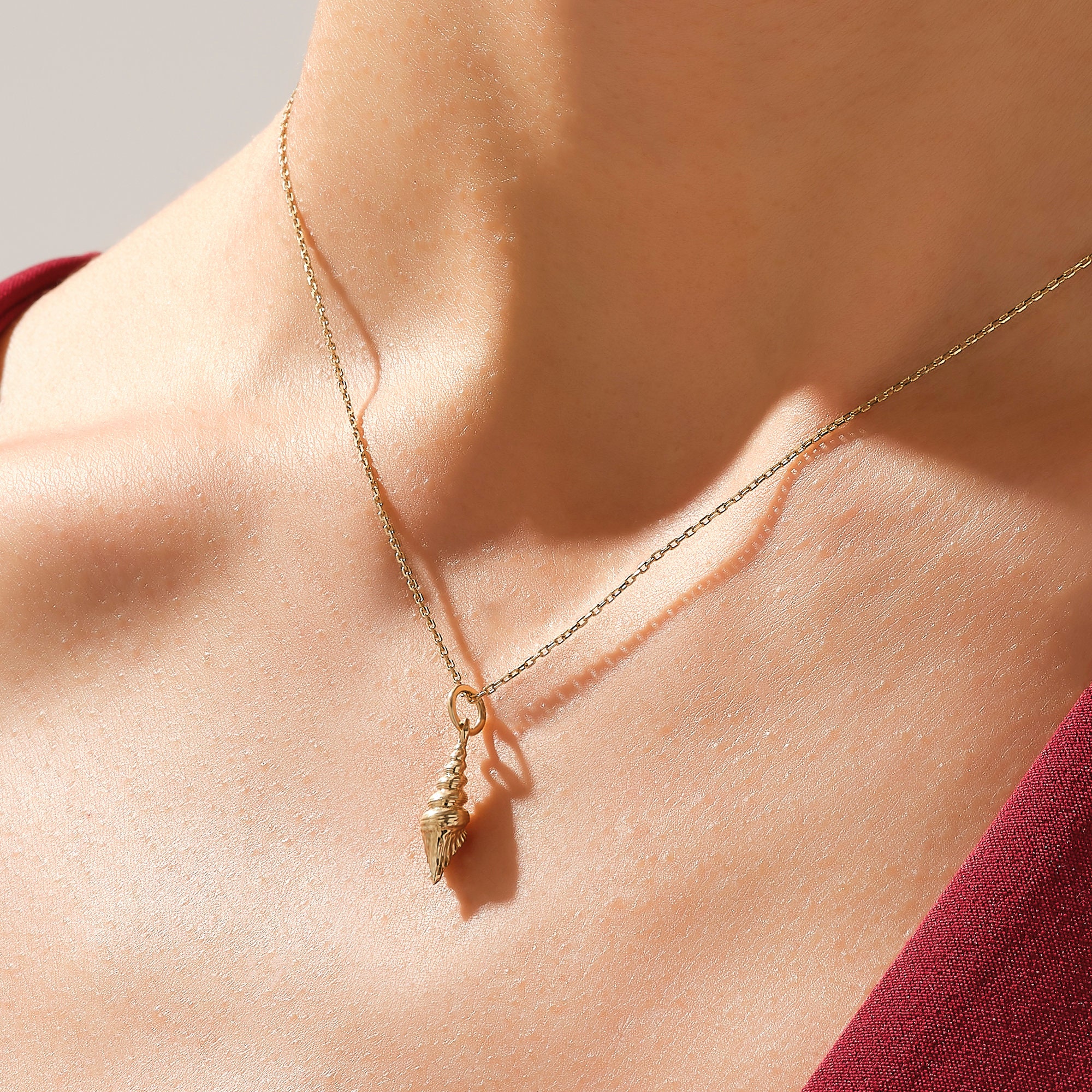 14k Solid Gold Vintage Seashell Pendant 