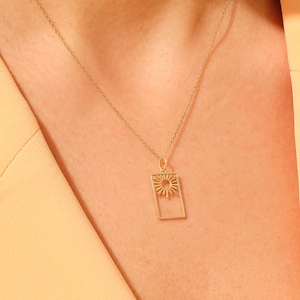 Wisiorek Sunburst w kształcie prostokąta 14k, delikatny naszyjnik z litego złota Dainty Sunshine, minimalistyczny naszyjnik niebiański dla kobiet, codzienny, układany w stos urok dla niej