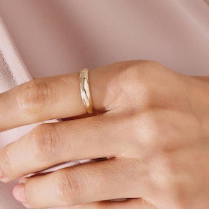 14K massivt guldkupolring, grov kupolformad vigselring, tjocka klassiska brudsmycken, minimalistiska statementringar, present till fru-årsdagen