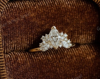 Alianza de boda con diamantes de moissanita de corte marquesa y diamantes de moissanita de corte redondo y marquesa laterales. Única alianza de boda con diamantes para anillo.