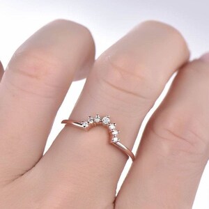 Kronenform passender Ehering, stapelbarer Moissanit-Diamantring, gebogener stapelbarer Ehering, Diamantring für sie, Moissanitband