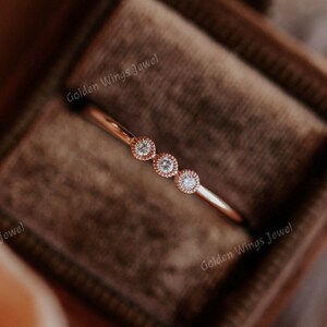 Milgrain Wedding Diamond Band per lei, Fede nuziale impilabile, Banda di diamanti Moissanite di forma rotonda, Delicata banda impilabile, Banda abbinata