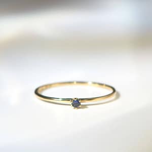 Anillo pequeño con solitario de zafiro azul, anillo delicado con zafiro azul, anillo solitario sencillo para ella, anillo de promesa de zafiro para ella