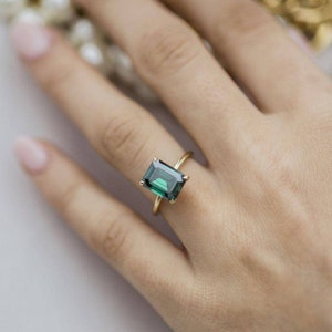 Anillo de diamantes solitario de talla esmeralda verde, anillo de diamantes esmeralda verde, anillo de diamantes esmeralda simulado en laboratorio para ella, anillo esmeralda solitario,