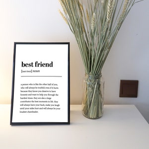 Könnte beinhalten: Schwarz-weißes druckbares Wandbild mit einer Definition des Wortes "bester Freund". Die Definition beschreibt einen besten Freund als jemanden, der immer ehrlich, unterstützend und eine Quelle der Freude ist.