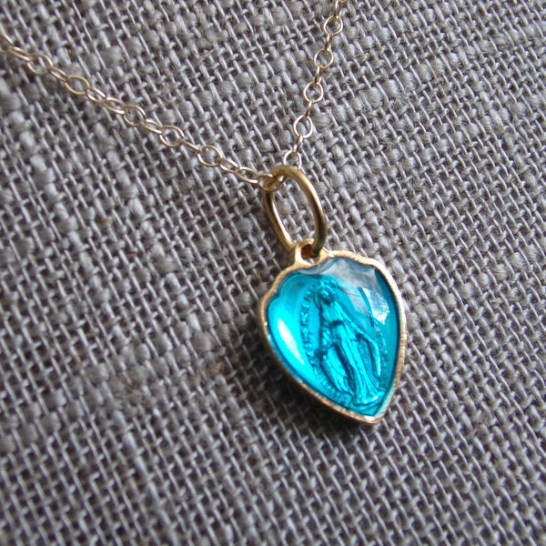 Collar con colgante de corazón y medalla milagrosa de la Virgen María, delicada y con esmalte turquesa francés, cadena chapada en oro de 45 cm (18").