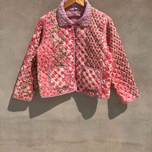 Handgefertigte, gesteppte Patchwork-Jacke aus Baumwolle mit Blumenmuster, wendbar, Vintage-Kantha-Kimono, indische handgefertigte Damenoberbekleidung