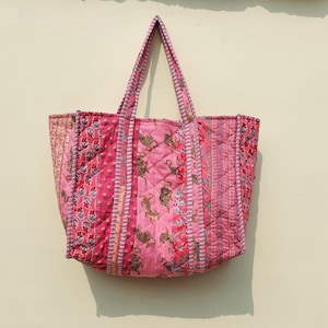 Gesteppte Baumwolle Patchwork Großer mehrfarbiger Flecken Arbeitsfreundliche nachhaltige Einkaufen handgemachte Vintage Boho Reisetasche