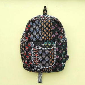 Sac à dos matelassé en coton fait main à imprimé blocs Sac à dos indien en coton pour ordinateur portable Sac à dos bohème hippie à la main Sac de travail en coton