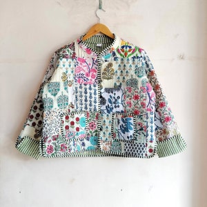 Indische Handgemachte Patchwork-Arbeit Vintage Steppjacke Mäntel, neuer Stil, Boho, Baumwolljacke Kurz, weißes Blatt, schwarze Streifenpaspelierung Bild 2