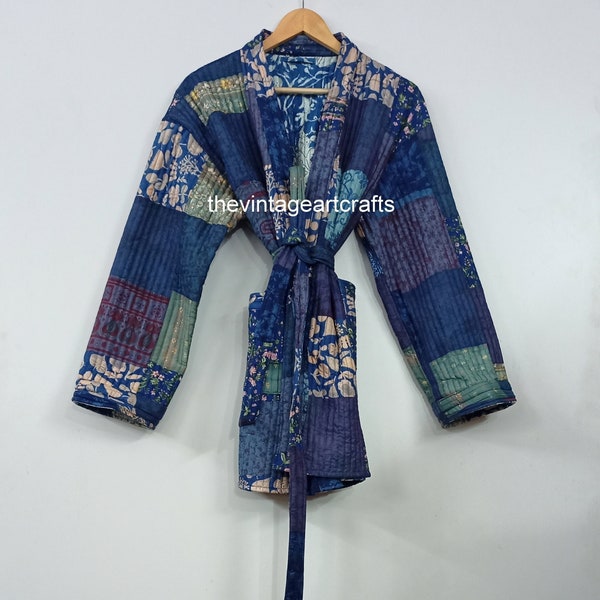 Veste faite main en patola de soie Kantha pour femmes portant une veste matelassée de style indien, un peignoir, une veste kimono de nuit confortable