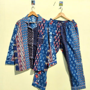 Peut inclure: Un ensemble pyjama bleu et blanc à motifs avec une chemise à manches longues et un pantalon. La chemise a un devant boutonné et un col. Le pantalon a une taille élastique.