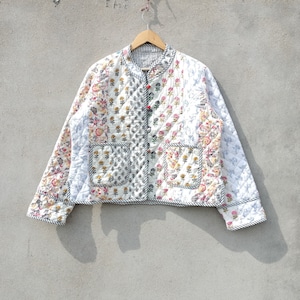 Indiase handgemaakte patchwork Vintage gewatteerde jas jassen, nieuwe stijl, Boho, katoenen jas korte witte blad zwarte streep piping afbeelding 1