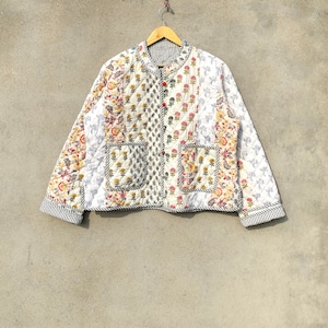 Veste matelassée vintage indienne en patchwork fait main, nouveau style, bohème, veste en coton courte feuille blanche, passepoil à rayures noires image 2