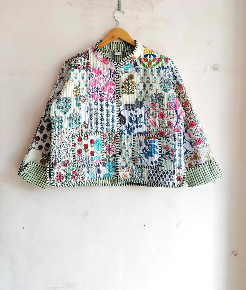 Indische Handgemachte Patchwork-Arbeit Vintage Steppjacke Mäntel, neuer Stil, Boho, Baumwolljacke Kurz, weißes Blatt, schwarze Streifenpaspelierung Bild 2