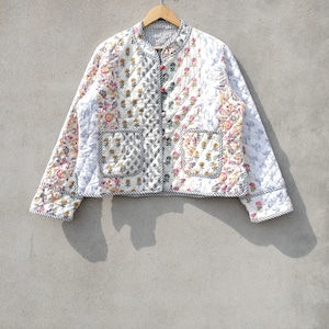 Cappotti giacca trapuntata vintage patchwork indiano fatto a mano, nuovo stile, Boho, giacca di cotone corta foglia bianca con bordino a righe nere immagine 3