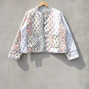 Veste matelassée vintage indienne en patchwork fait main, nouveau style, bohème, veste en coton courte feuille blanche, passepoil à rayures noires image 3