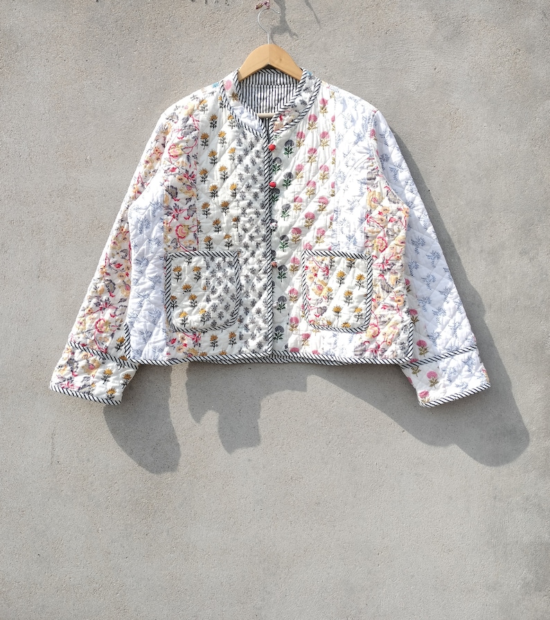 Veste matelassée vintage indienne en patchwork fait main, nouveau style, bohème, veste en coton courte feuille blanche, passepoil à rayures noires image 3