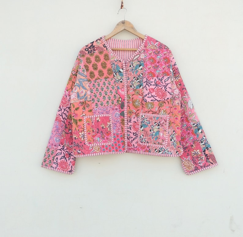 Handgjord bomullsquiltad lapptäckejacka blommig vändbar caot vintage kantha kimono indisk handgjord damytterkläder bild 8