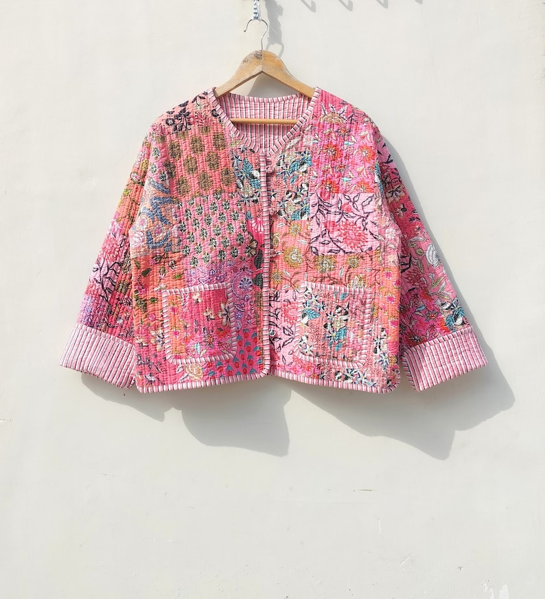 Handgjord bomullsquiltad lapptäckejacka blommig vändbar caot vintage kantha kimono indisk handgjord damytterkläder bild 1