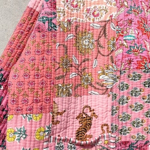Handgjord bomullsquiltad lapptäckejacka blommig vändbar caot vintage kantha kimono indisk handgjord damytterkläder bild 4