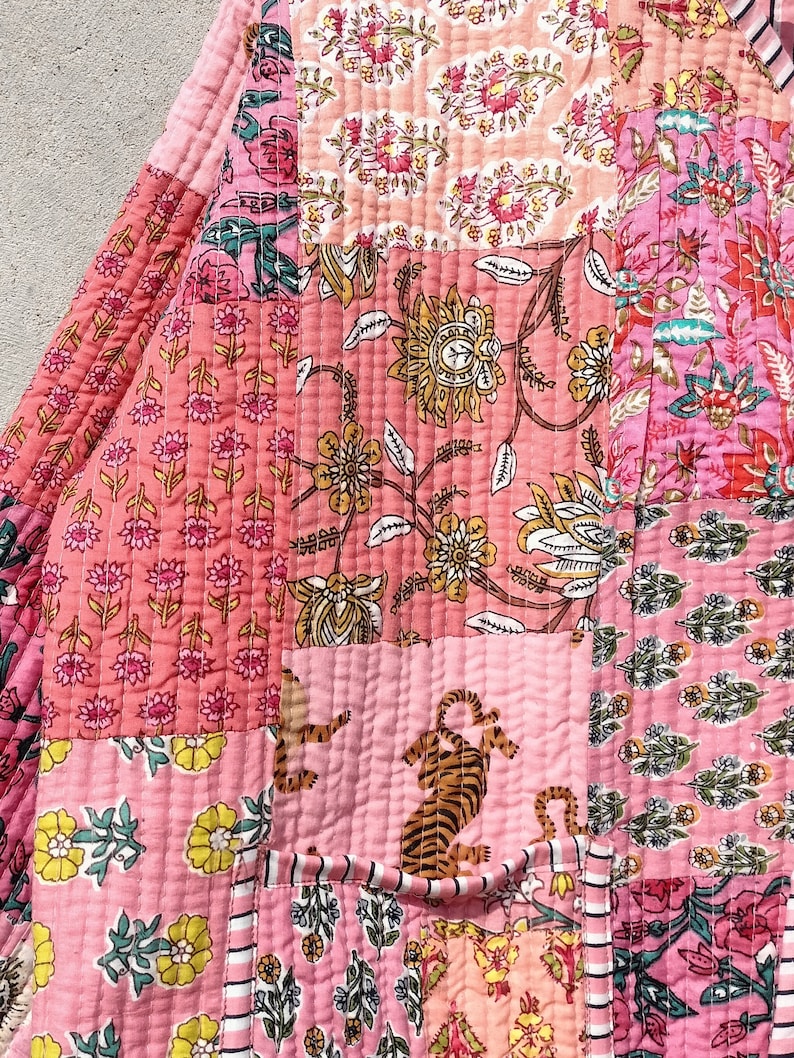 Indische handgemachte Patchwork-Vintage-Steppjacke, Mäntel, neuer Stil, Boho, Baumwolljacke, kurze schwarze Blatt-schwarze Streifen-Paspelierung Bild 4