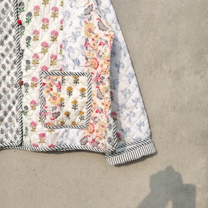 Cappotti giacca trapuntata vintage patchwork indiano fatto a mano, nuovo stile, Boho, giacca di cotone corta foglia bianca con bordino a righe nere immagine 7