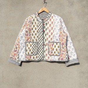 Indiase handgemaakte patchwork Vintage gewatteerde jas jassen, nieuwe stijl, Boho, katoenen jas korte witte blad zwarte streep piping afbeelding 8