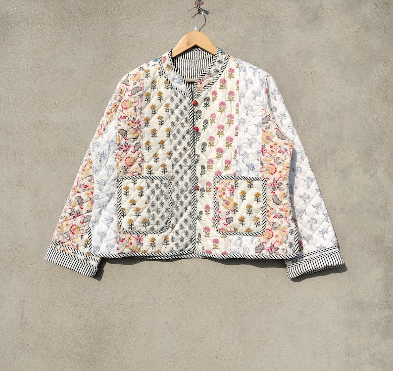 Veste matelassée vintage indienne en patchwork fait main, nouveau style, bohème, veste en coton courte feuille blanche, passepoil à rayures noires image 8