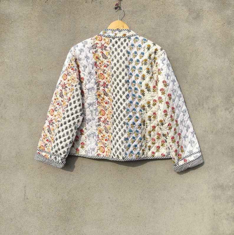 Veste matelassée vintage indienne en patchwork fait main, nouveau style, bohème, veste en coton courte feuille blanche, passepoil à rayures noires image 4