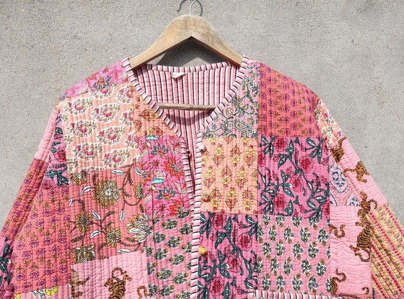 Handgjord bomullsquiltad lapptäckejacka blommig vändbar caot vintage kantha kimono indisk handgjord damytterkläder bild 6