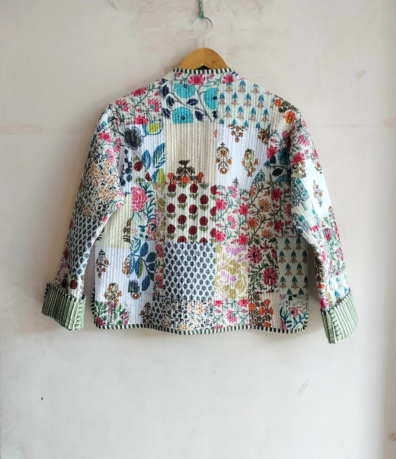 Indische Handgemachte Patchwork-Arbeit Vintage Steppjacke Mäntel, neuer Stil, Boho, Baumwolljacke Kurz, weißes Blatt, schwarze Streifenpaspelierung Bild 3