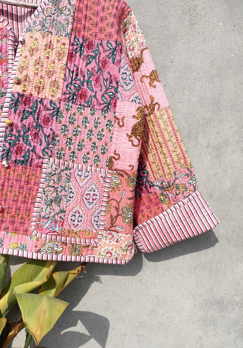 Handgjord bomullsquiltad lapptäckejacka blommig vändbar caot vintage kantha kimono indisk handgjord damytterkläder bild 7